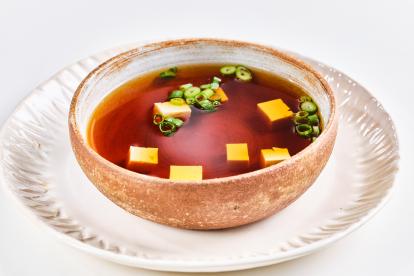 Presentación final de la sopa al estilo miso